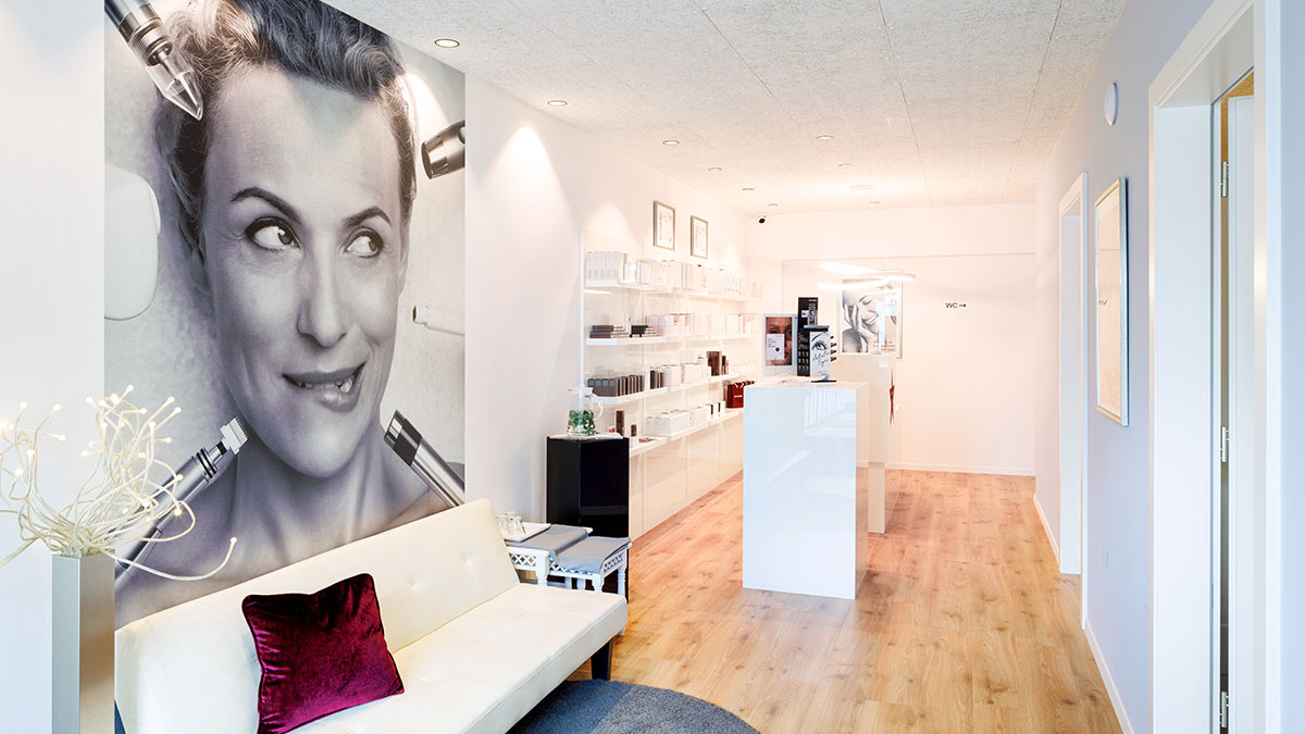 Wartebereich im derma_glow Institut mit heller, ruhiger Atmosphäre