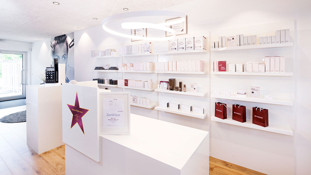 Empfangsbereich und Produktregale im derma_glow Institut in Sterzing